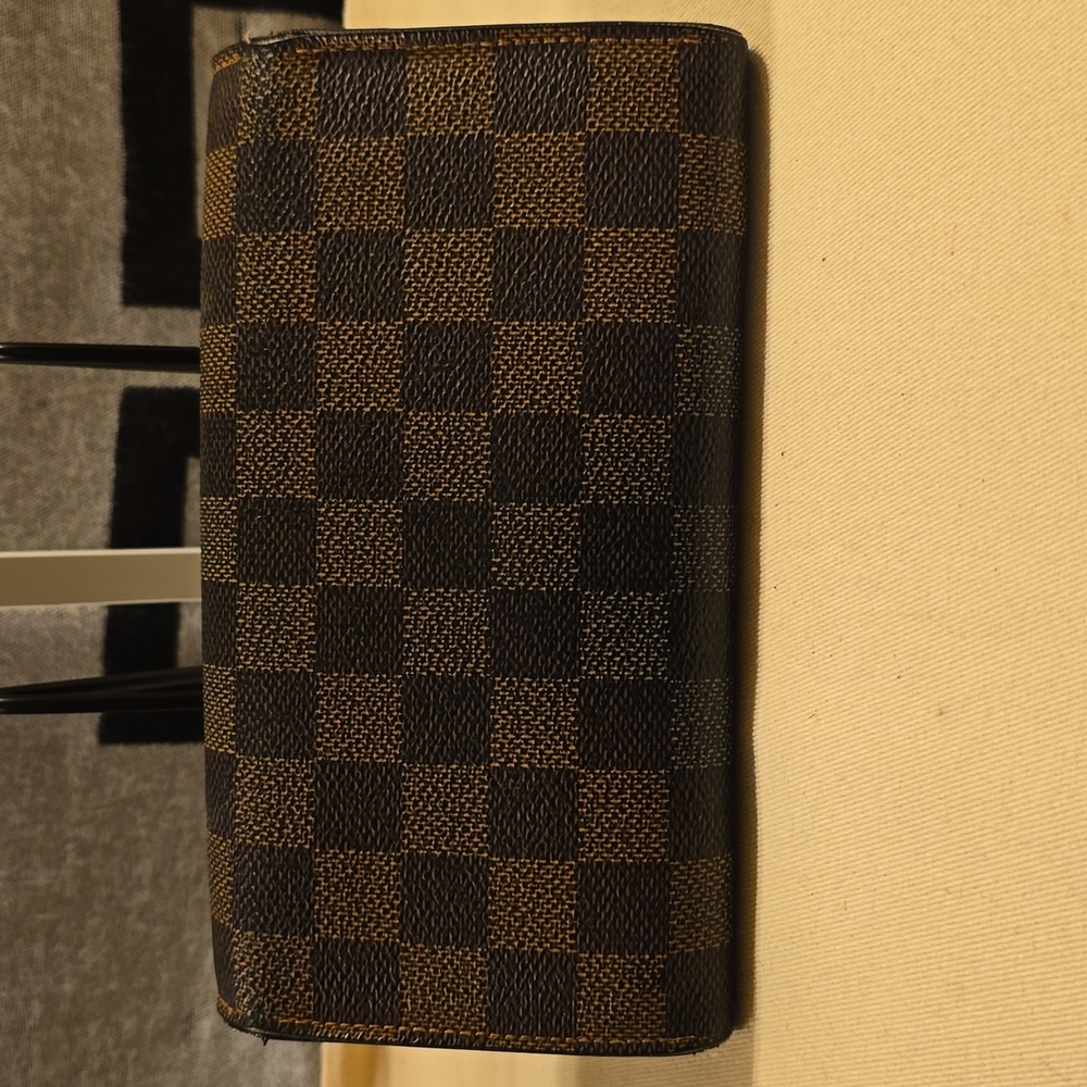 Louis Vuitton wallet in iconic Damier Ebene coated canvas with gold hardware - Picture 4 of 12